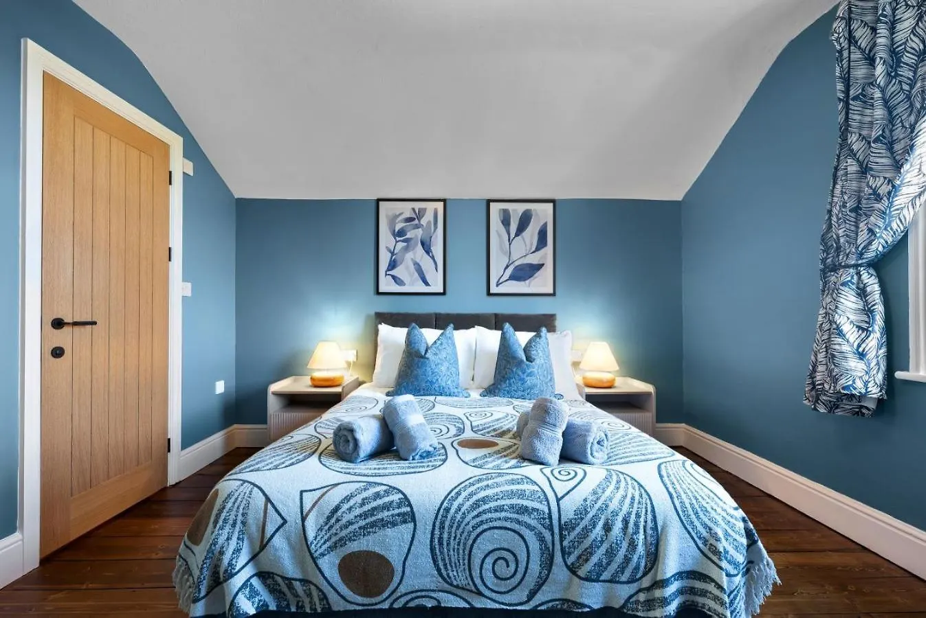5-Bedroom Stunning, Luxurious & Stylish Manor With Games Room, Private Parking & Garden, Central Gloucester, Cotswolds Retreat Sleeps Up To 12 - Work Contractors And Summer Special Offer! - By Blue Puffin Stays GLOUCESTERSHIRE Villa