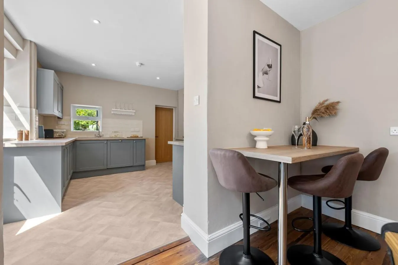 5-Bedroom Stunning, Luxurious & Stylish Manor With Games Room, Private Parking & Garden, Central Gloucester, Cotswolds Retreat Sleeps Up To 12 - Work Contractors And Summer Special Offer! - By Blue Puffin Stays GLOUCESTERSHIRE Reino Unido