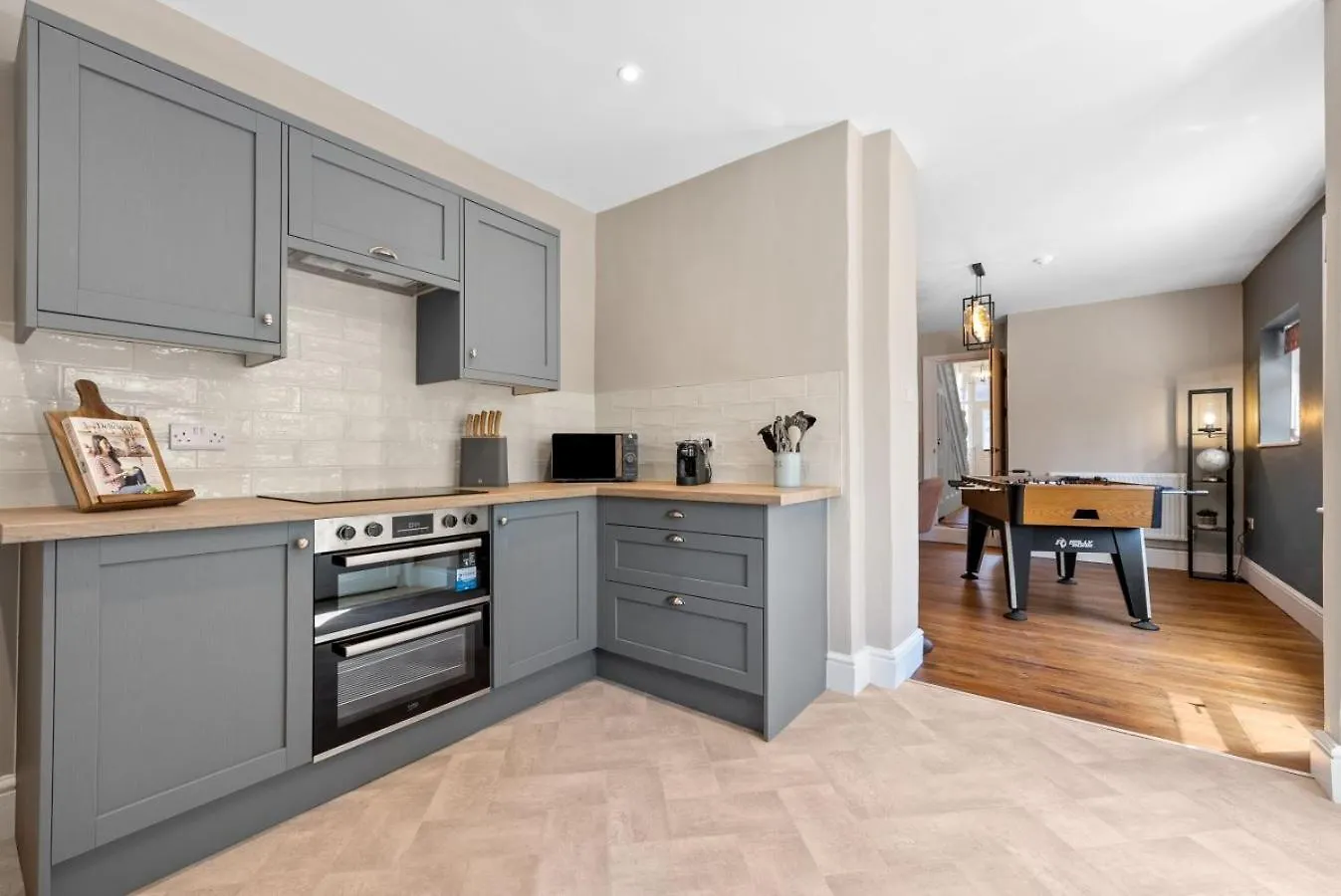 Villa 5-Bedroom Stunning, Luxurious & Stylish Manor With Games Room, Private Parking & Garden, Central Gloucester, Cotswolds Retreat Sleeps Up To 12 - Work Contractors And Summer Special Offer! - By Blue Puffin Stays GLOUCESTERSHIRE