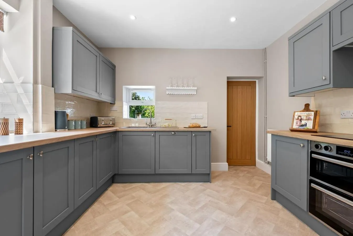 5-Bedroom Stunning, Luxurious & Stylish Manor With Games Room, Private Parking & Garden, Central Gloucester, Cotswolds Retreat Sleeps Up To 12 - Work Contractors And Summer Special Offer! - By Blue Puffin Stays GLOUCESTERSHIRE Villa