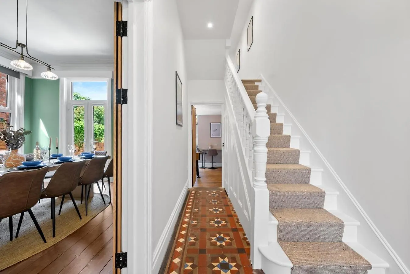 5-Bedroom Stunning, Luxurious & Stylish Manor With Games Room, Private Parking & Garden, Central Gloucester, Cotswolds Retreat Sleeps Up To 12 - Work Contractors And Summer Special Offer! - By Blue Puffin Stays GLOUCESTERSHIRE 0*,  Reino Unido