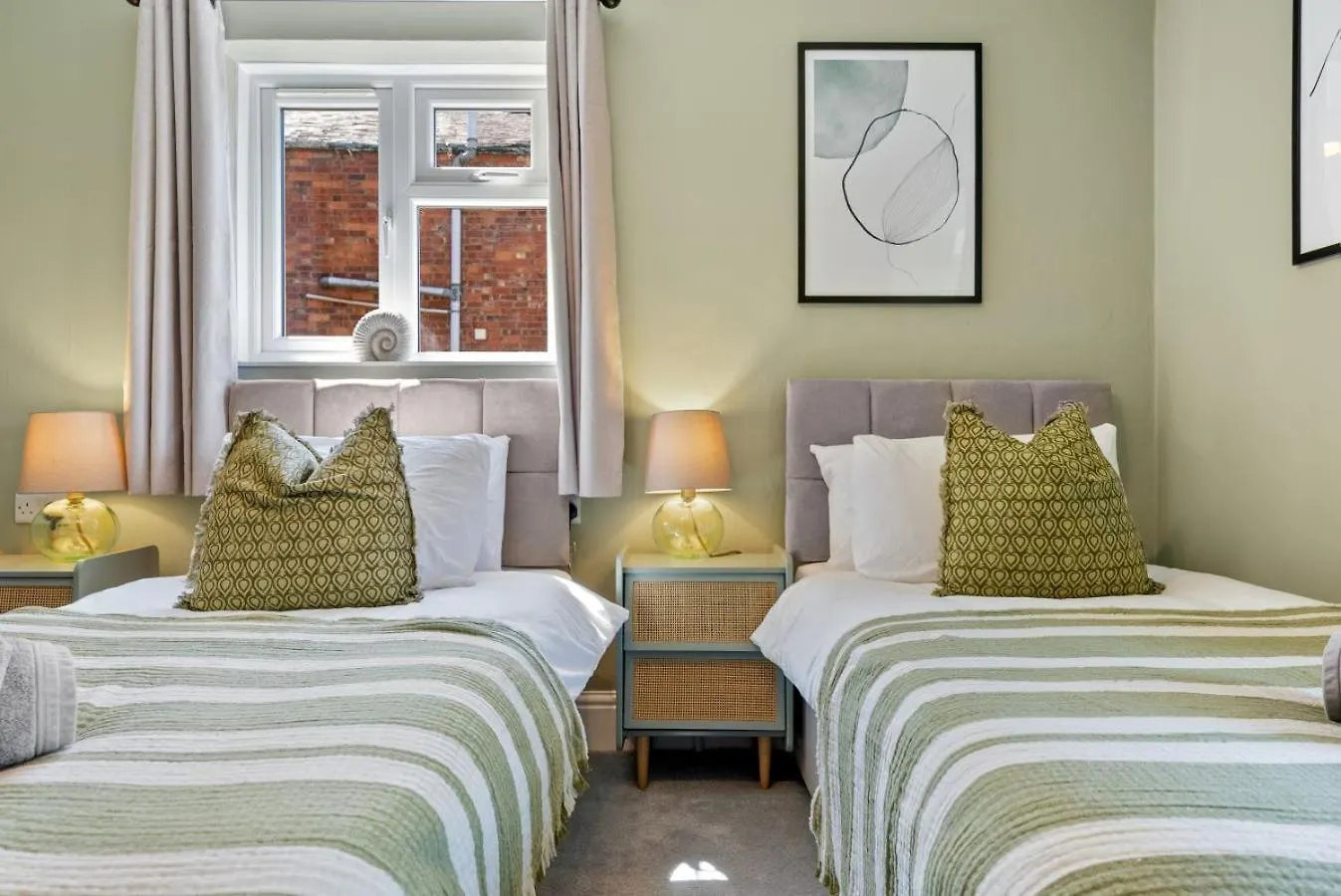 Villa 5-Bedroom Stunning, Luxurious & Stylish Manor With Games Room, Private Parking & Garden, Central Gloucester, Cotswolds Retreat Sleeps Up To 12 - Work Contractors And Summer Special Offer! - By Blue Puffin Stays GLOUCESTERSHIRE