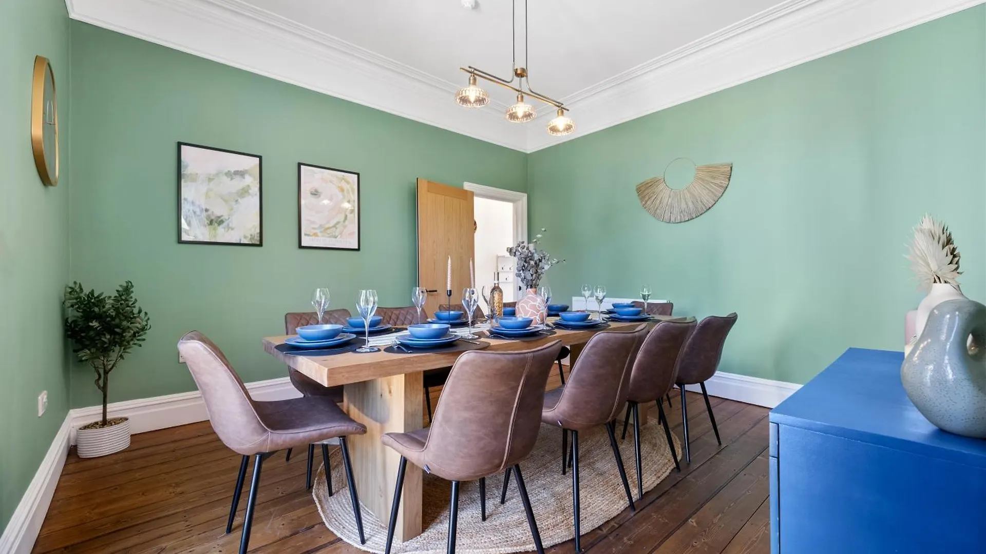 Villa 5-Bedroom Stunning, Luxurious & Stylish Manor With Games Room, Private Parking & Garden, Central Gloucester, Cotswolds Retreat Sleeps Up To 12 - Work Contractors And Summer Special Offer! - By Blue Puffin Stays GLOUCESTERSHIRE