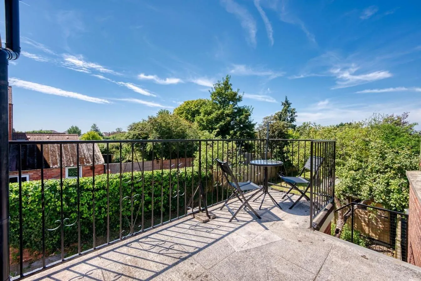 5-Bedroom Stunning, Luxurious & Stylish Manor With Games Room, Private Parking & Garden, Central Gloucester, Cotswolds Retreat Sleeps Up To 12 - Work Contractors And Summer Special Offer! - By Blue Puffin Stays GLOUCESTERSHIRE United Kingdom