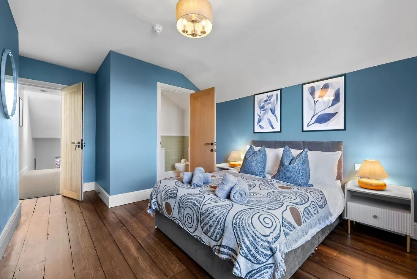 Villa 5-Bedroom Stunning, Luxurious & Stylish Manor With Games Room, Private Parking & Garden, Central Gloucester, Cotswolds Retreat Sleeps Up To 12 - Work Contractors And Summer Special Offer! - By Blue Puffin Stays GLOUCESTERSHIRE United Kingdom