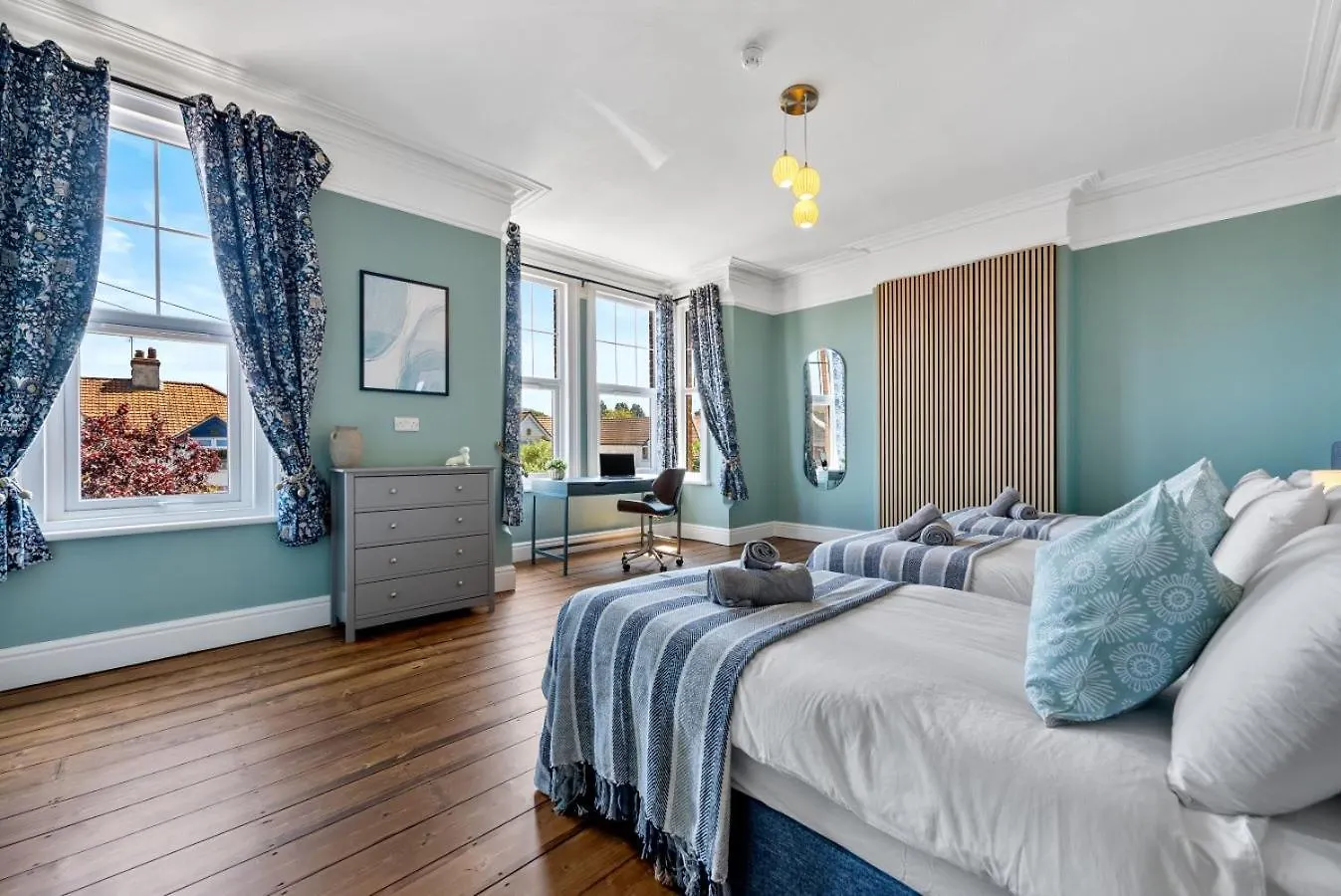 5-Bedroom Stunning, Luxurious & Stylish Manor With Games Room, Private Parking & Garden, Central Gloucester, Cotswolds Retreat Sleeps Up To 12 - Work Contractors And Summer Special Offer! - By Blue Puffin Stays GLOUCESTERSHIRE