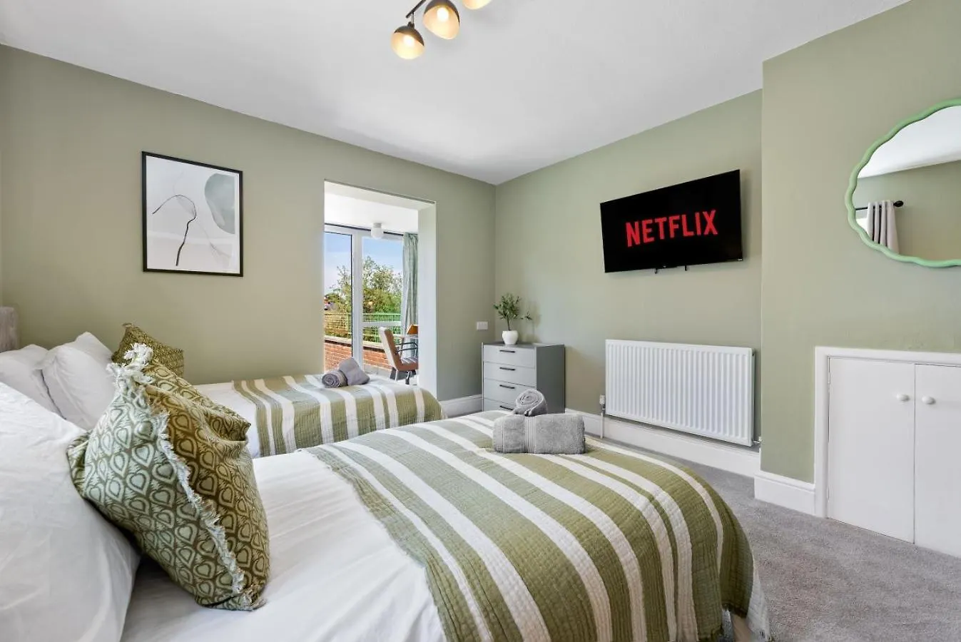 Villa 5-Bedroom Stunning, Luxurious & Stylish Manor With Games Room, Private Parking & Garden, Central Gloucester, Cotswolds Retreat Sleeps Up To 12 - Work Contractors And Summer Special Offer! - By Blue Puffin Stays GLOUCESTERSHIRE