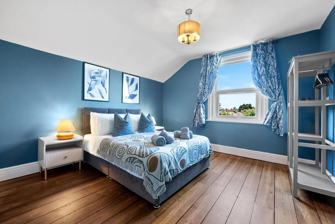 5-Bedroom Stunning, Luxurious & Stylish Manor With Games Room, Private Parking & Garden, Central Gloucester, Cotswolds Retreat Sleeps Up To 12 - Work Contractors And Summer Special Offer! - By Blue Puffin Stays GLOUCESTERSHIRE 0*,