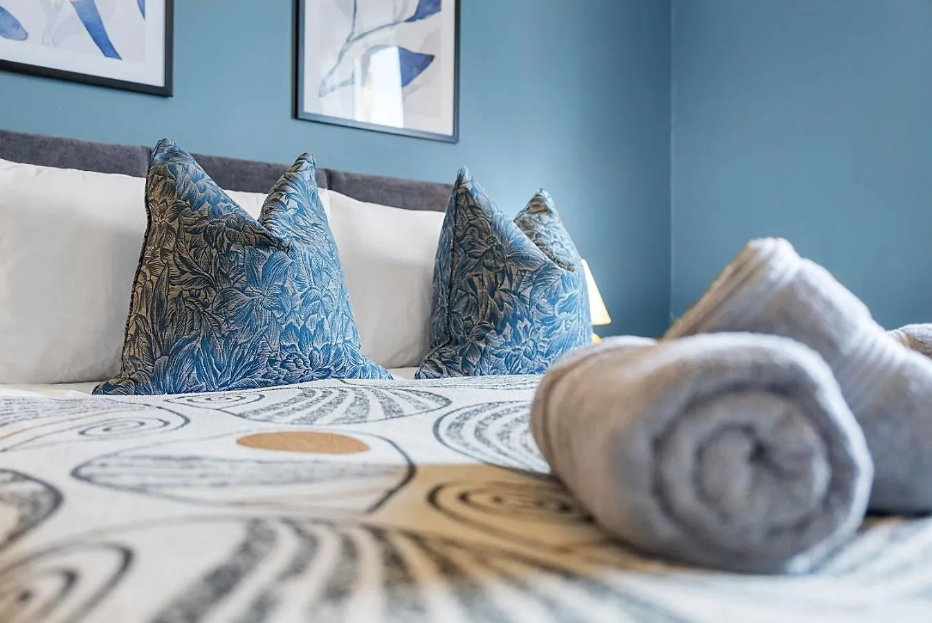 5-Bedroom Stunning, Luxurious & Stylish Manor With Games Room, Private Parking & Garden, Central Gloucester, Cotswolds Retreat Sleeps Up To 12 - Work Contractors And Summer Special Offer! - By Blue Puffin Stays GLOUCESTERSHIRE