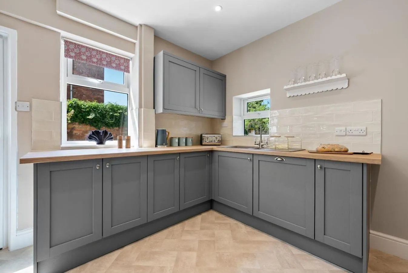 5-Bedroom Stunning, Luxurious & Stylish Manor With Games Room, Private Parking & Garden, Central Gloucester, Cotswolds Retreat Sleeps Up To 12 - Work Contractors And Summer Special Offer! - By Blue Puffin Stays GLOUCESTERSHIRE
