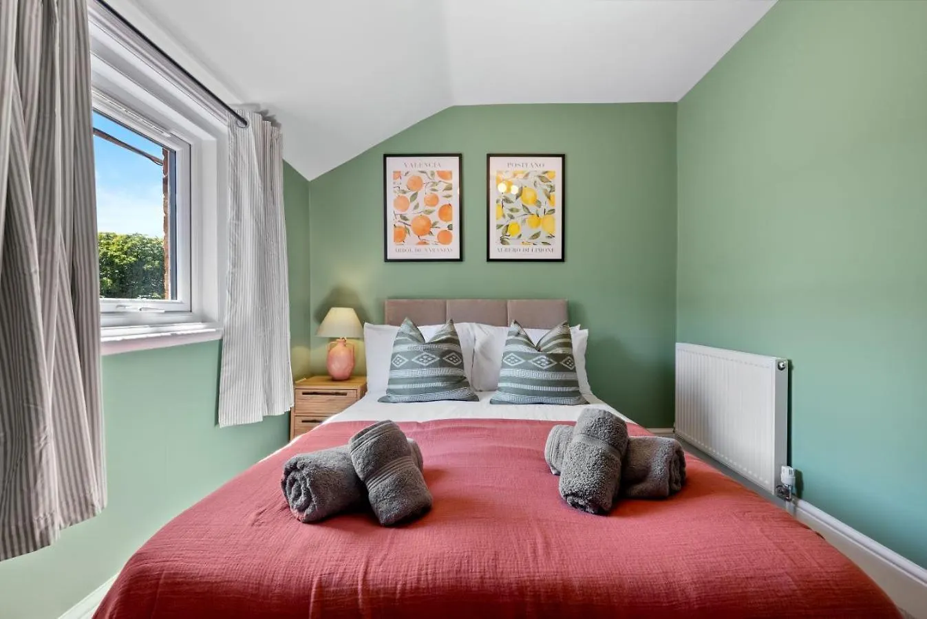 5-Bedroom Stunning, Luxurious & Stylish Manor With Games Room, Private Parking & Garden, Central Gloucester, Cotswolds Retreat Sleeps Up To 12 - Work Contractors And Summer Special Offer! - By Blue Puffin Stays GLOUCESTERSHIRE United Kingdom