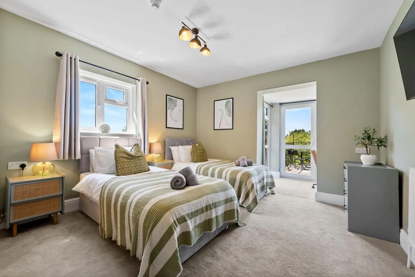 5-Bedroom Stunning, Luxurious & Stylish Manor With Games Room, Private Parking & Garden, Central Gloucester, Cotswolds Retreat Sleeps Up To 12 - Work Contractors And Summer Special Offer! - By Blue Puffin Stays GLOUCESTERSHIRE