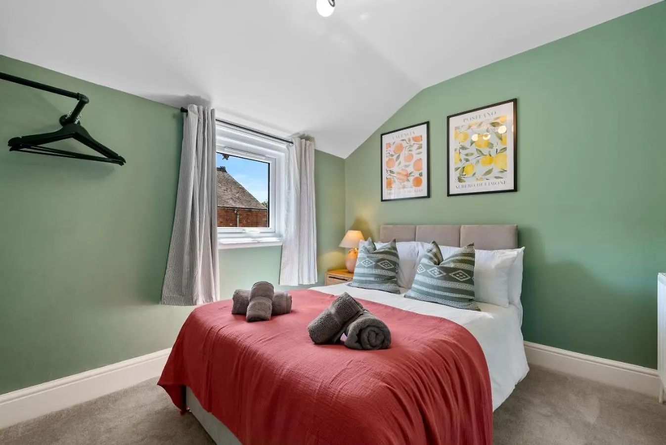 5-Bedroom Stunning, Luxurious & Stylish Manor With Games Room, Private Parking & Garden, Central Gloucester, Cotswolds Retreat Sleeps Up To 12 - Work Contractors And Summer Special Offer! - By Blue Puffin Stays GLOUCESTERSHIRE 0*,
