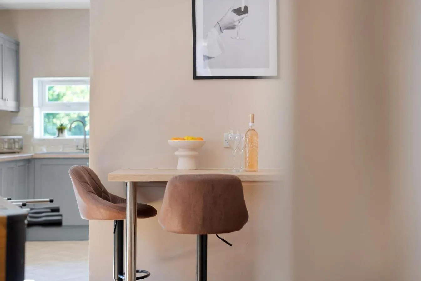 Villa 5-Bedroom Stunning, Luxurious & Stylish Manor With Games Room, Private Parking & Garden, Central Gloucester, Cotswolds Retreat Sleeps Up To 12 - Work Contractors And Summer Special Offer! - By Blue Puffin Stays GLOUCESTERSHIRE