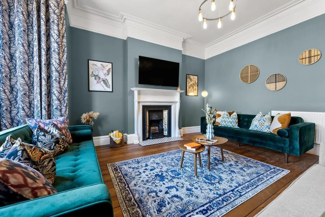 5-Bedroom Stunning, Luxurious & Stylish Manor With Games Room, Private Parking & Garden, Central Gloucester, Cotswolds Retreat Sleeps Up To 12 - Work Contractors And Summer Special Offer! - By Blue Puffin Stays GLOUCESTERSHIRE Villa