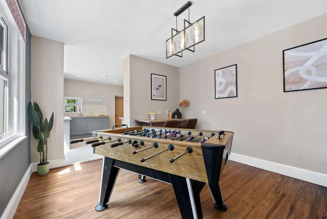 5-Bedroom Stunning, Luxurious & Stylish Manor With Games Room, Private Parking & Garden, Central Gloucester, Cotswolds Retreat Sleeps Up To 12 - Work Contractors And Summer Special Offer! - By Blue Puffin Stays GLOUCESTERSHIRE